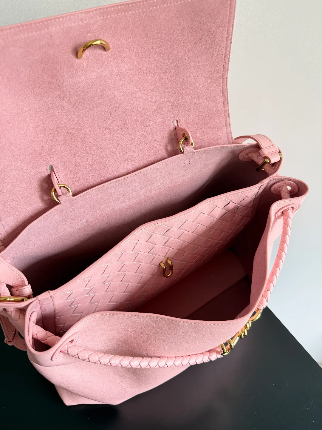 Batch 3160 BottegaVeneta Latest Ciao Ciao Bag Silky cowhide two-way flap handbag with signature twist detail, hidden hook closure, flap can be fastened to the front or attached to the INTRECCIATO woven internal pocket, comes with an adjustable and removable crossbody strap, internal compartment, and also features a zippered pocket. The surprise flap has various shapes. Style 1 - Cover the bag surface, exposing the knot and knot decoration. Style 2 - Place the flap inside the bag. A buckle is also designed. Style 3 - The U-shaped position of the top handle in the hand bag. Style No.: 826195 Size: 42*32*15cm